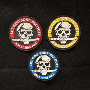 Könnte beinhalten: Drei runde schwarze Patches mit weißem Text und einem Totenkopfdesign. Der Text auf jedem Patch lautet "Let God Sort'em Out!" und "Kill'em All". Die Patches sind rot, gelb und blau.
