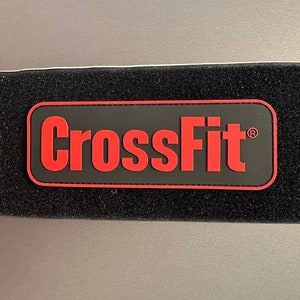 Peut inclure: Patch en velcro noir avec un logo "CrossFit" rouge et un symbole de marque déposée.