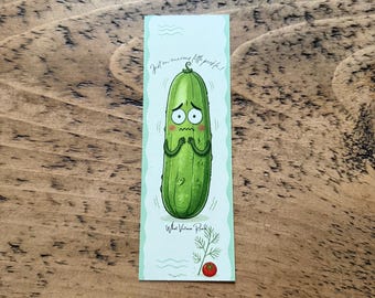 Puede incluir: Un marcapáginas rectangular con borde verde claro que presenta un pepinillo verde de dibujos animados con expresión de preocupación. El texto dice Just an anxious little pickle! y What Victoria Read. Abajo hay una pequeña ilustración de un tomate rojo.