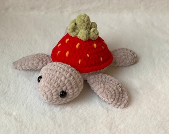 Liebevoll in Handarbeit gehäkelte Erdbeer- Schildkröte