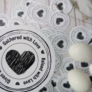 Sticker eierdoos - uniek kipcadeau - pluimveebenodigdheden - "Verzameld met liefde, grootgebracht met liefde, gegeven met liefde" - sticker eierdoos