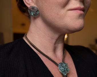 Collar estilo bolo hecho con vidrios rotos de robos de autos. Vidrio reciclado del suroeste / Vidrio aguamarina roto geométrico