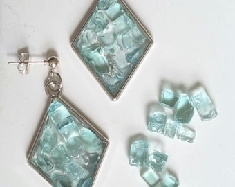 Geometrische hangoorbellen gemaakt van gebroken glas van auto-inbraken. Geüpcycleerde oorbellen van voorruitglas | Shattered Aqua Geometrisch