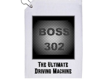 Serviette de golf Mustang Boss 302 Car Art 12 x 17 po. Serviette avec crochet L'engin idéal pour le golf