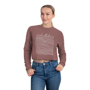 Cute Earthy Vibe Cropped Crewneck - Comfy Illustrative-style Heartbeat Graphic Sweatshirt, Perfect for Chill & Trendy Looks