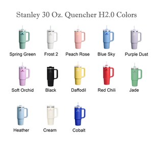 K&ouml;nnte beinhalten: Eine Auswahl an Stanley Quencher H2.0 Bechern mit 887 ml Fassungsverm&ouml;gen in verschiedenen Farben: Spring Green, Frost 2, Peach Rose, Blue Sky, Purple Dust, Soft Orchid, Black, Daffodil, Red Chili, Jade, Heather, Cream und Cobalt. Jeder Becher hat einen Griff und einen Strohhalm.