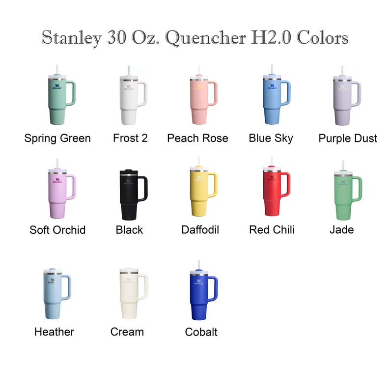 K&ouml;nnte beinhalten: Eine Auswahl an Stanley Quencher H2.0 Bechern mit 887 ml Fassungsverm&ouml;gen in verschiedenen Farben: Spring Green, Frost 2, Peach Rose, Blue Sky, Purple Dust, Soft Orchid, Black, Daffodil, Red Chili, Jade, Heather, Cream und Cobalt. Jeder Becher hat einen Griff und einen Strohhalm.
