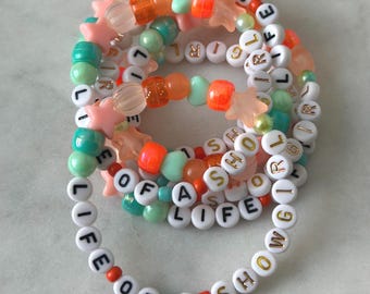 ¡Envío rápido! PAQUETE DE PULSERAS DE LA AMISTAD "La Vida de una Showgirl" Pulseras de la Amistad de la Gira de las Eras de Taylor