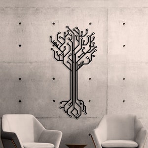 Arte de parede em metal com formato de árvore de placa de circuito impresso, decoração abstrata com formas tecnológicas, sinalização moderna para escritório.