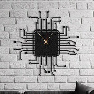 Wanduhr aus Metall mit Leiterplattenmuster: Modernes technisches Design, geräuschloses Uhrwerk, verschiedene Größen erhältlich