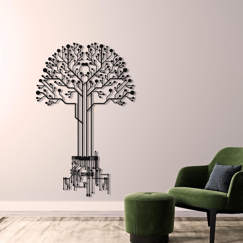 Peut inclure: D&eacute;coration murale en m&eacute;tal noir repr&eacute;sentant un arbre avec un design de circuit imprim&eacute;. L'arbre a un sommet arrondi avec des branches et des n&oelig;uds circulaires, et un tronc compos&eacute; de lignes verticales. La base pr&eacute;sente un circuit imprim&eacute; d&eacute;taill&eacute;.