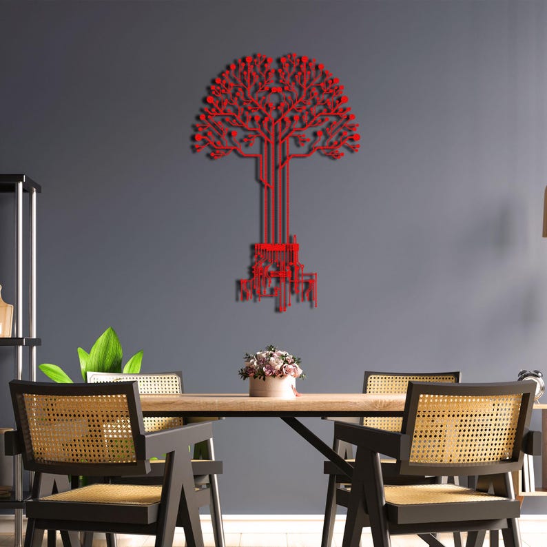Peut inclure: Une &oelig;uvre d'art murale en m&eacute;tal rouge repr&eacute;sentant un arbre avec un design de circuit imprim&eacute;. L'arbre a une couronne arrondie et un tronc avec des lignes verticales. L'art est fix&eacute; sur un mur gris.