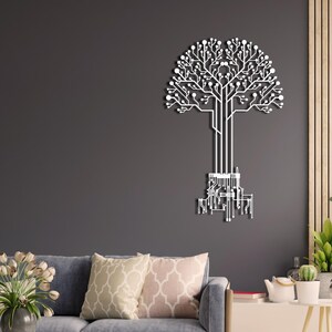 Peut inclure: D&eacute;coration murale en m&eacute;tal blanc en forme d'arbre, avec un design de circuit imprim&eacute;. L'arbre a un sommet arrondi avec des branches et un tronc compos&eacute; de lignes verticales. La base est un circuit imprim&eacute; d&eacute;taill&eacute;.
