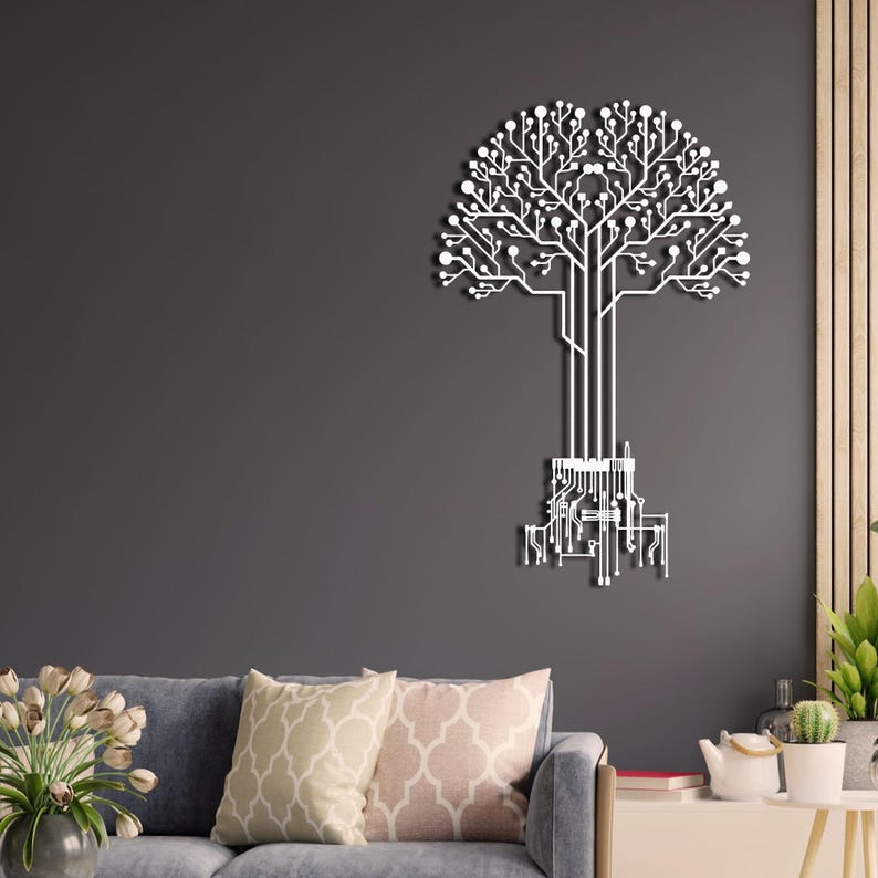 Peut inclure: D&eacute;coration murale en m&eacute;tal blanc en forme d'arbre, avec un design de circuit imprim&eacute;. L'arbre a un sommet arrondi avec des branches et un tronc compos&eacute; de lignes verticales. La base est un circuit imprim&eacute; d&eacute;taill&eacute;.