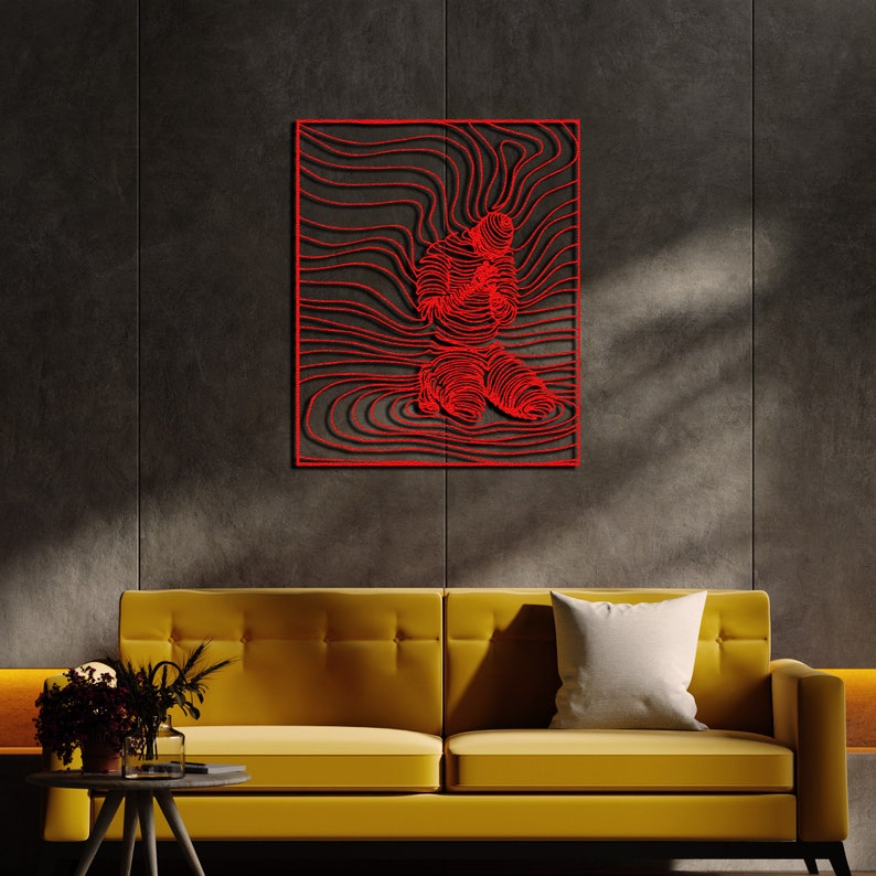 Op de afbeelding: Rode metalen wandkunst sculptuur van een persoon in een knielende houding, met een golvende, abstracte achtergrond.