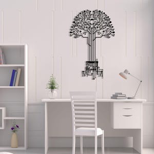 Peut inclure: Une &oelig;uvre d'art murale en m&eacute;tal noir en forme d'arbre, con&ccedil;ue avec des &eacute;l&eacute;ments de circuits imprim&eacute;s. L'&oelig;uvre est fix&eacute;e sur un mur blanc au-dessus d'un bureau blanc. Une chaise blanche et une biblioth&egrave;que sont &eacute;galement dans la pi&egrave;ce.