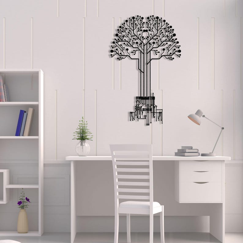 Peut inclure: Une &oelig;uvre d'art murale en m&eacute;tal noir en forme d'arbre, con&ccedil;ue avec des &eacute;l&eacute;ments de circuits imprim&eacute;s. L'&oelig;uvre est fix&eacute;e sur un mur blanc au-dessus d'un bureau blanc. Une chaise blanche et une biblioth&egrave;que sont &eacute;galement dans la pi&egrave;ce.