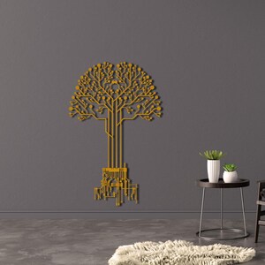 Peut inclure: Une &oelig;uvre d'art murale en m&eacute;tal dor&eacute; en forme d'arbre, avec un design de circuit imprim&eacute;. L'arbre est fix&eacute; sur un mur gris, avec un sol gris fonc&eacute; et une petite table avec des plantes &agrave; droite.