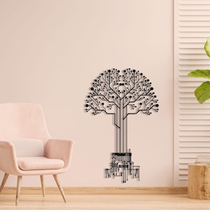 Peut inclure: D&eacute;coration murale en m&eacute;tal noir repr&eacute;sentant un arbre avec un design de circuit imprim&eacute;. L'arbre a une couronne arrondie avec de petits d&eacute;tails circulaires repr&eacute;sentant les feuilles. Le tronc est form&eacute; de plusieurs lignes parall&egrave;les.
