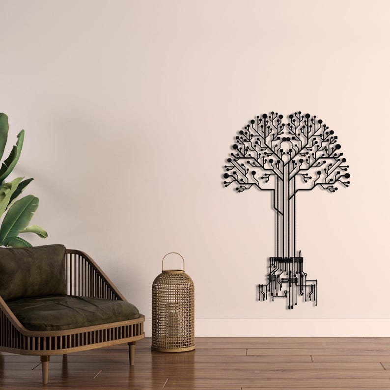 Peut inclure: D&eacute;coration murale en m&eacute;tal noir repr&eacute;sentant un arbre avec un design de circuit imprim&eacute;. L'arbre a une couronne arrondie avec de petits d&eacute;tails circulaires et un tronc compos&eacute; de lignes parall&egrave;les. Les racines sont &eacute;galement con&ccedil;ues avec des &eacute;l&eacute;ments de circuit imprim&eacute;.