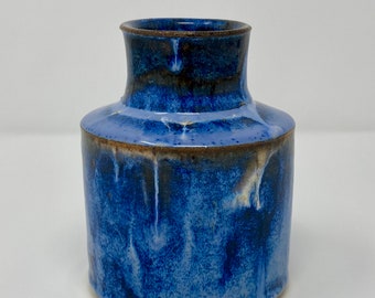 Bouteille en céramique d'un bleu intense