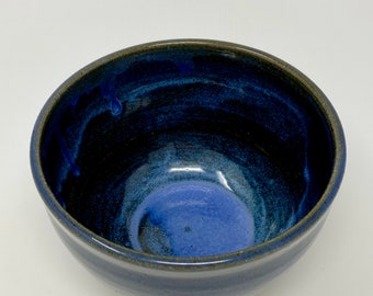 Cuenco de cerámica azul hecho a mano