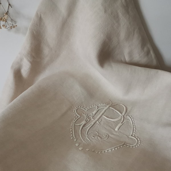 Grand drap en lin ancien Français, unique avec son beau monogramme CP brodé à la main, parfait pour un cadeau spécial Fête des mères