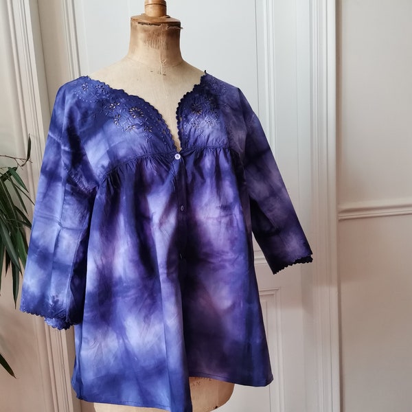 Blouse Bohème en mode Shibori, réalisée dans une chemise de nuit ancienne en coton, teinte en violet, taille L, pièce unique