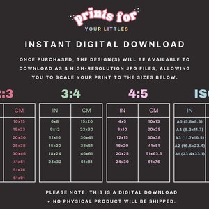 Pu&ograve; includere: Un grafico che mostra diverse dimensioni per download digitali stampabili in pollici e centimetri. Il grafico &egrave; diviso in quattro sezioni: 2:3, 3:4, 4:5 e ISO. Ogni sezione elenca le dimensioni in pollici e centimetri per vari formati di stampa. Il testo "PLEASE NOTE: THIS IS A DIGITAL DOWNLOAD + NO PHYSICAL PRODUCT WILL BE SHIPPED." si trova nella parte inferiore del grafico.