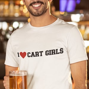 ゴルフカートガールズラブTシャツ、カートガールズラブ、ゴルフカートガールズ、ゴルフギフト、ゴルファーへのギフトユニセックスジャージー半袖Tシャツ