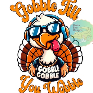 Puede incluir: Ilustración de un pavo de dibujos animados con gafas de sol y auriculares, con la lengua fuera. El pavo lleva una camiseta negra con "GOBBLE GOBBLE". El texto "Gobble Till You Wobble" está en naranja.