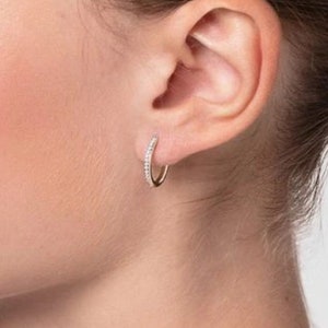 Orecchini a cerchio Huggie con diamanti 14k, orecchini a cerchio in oro massiccio, orecchini a cerchio con diamanti minuscoli, orecchini a cerchio con diamanti naturali delicati in oro 14k per lei