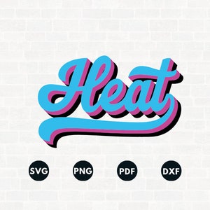 Peut inclure: Un mot-symbole de style rétro bleu et rose qui lit "Heat" dans une police de caractères audacieuse et stylisée. Le mot-symbole est placé sur un fond de brique blanche.