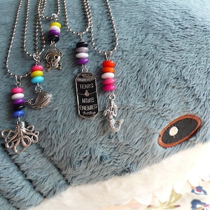 Colar com pingente de contas do orgulho LGBTQ+ pirata e náutico - Personalize
