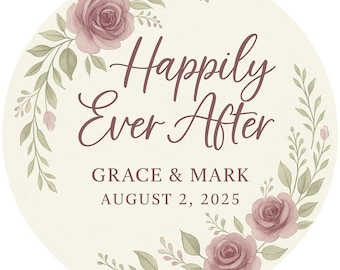 Könnte beinhalten: Ein runder Aufkleber mit cremefarbenem Hintergrund, verziert mit aquarellierten altrosa Rosen und grünen Blättern, die den Text "Happily Ever After" in dunkler Schreibschrift sowie die Namen "GRACE & MARK" und "AUGUST 2, 2025" einrahmen.