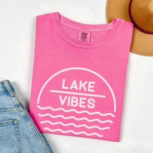 Camiseta &quot;Vibraciones del Lago&quot; con Colores Cómodos, Regalo para Amantes del Lago, Camiseta para Vacaciones de Verano en el Lago, Camiseta para Viajes de Chicas, Regalo para Pontón o Paseo en Barco