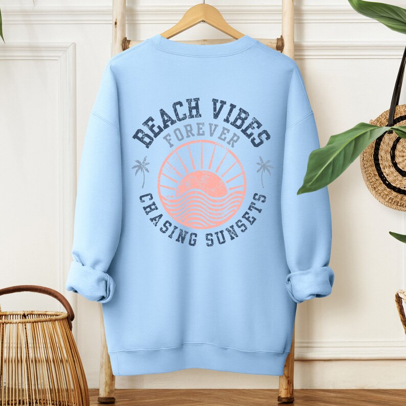 Retro Beach Vibes Crewneck: Chasing Sunsets Sweatshirt Light Blue