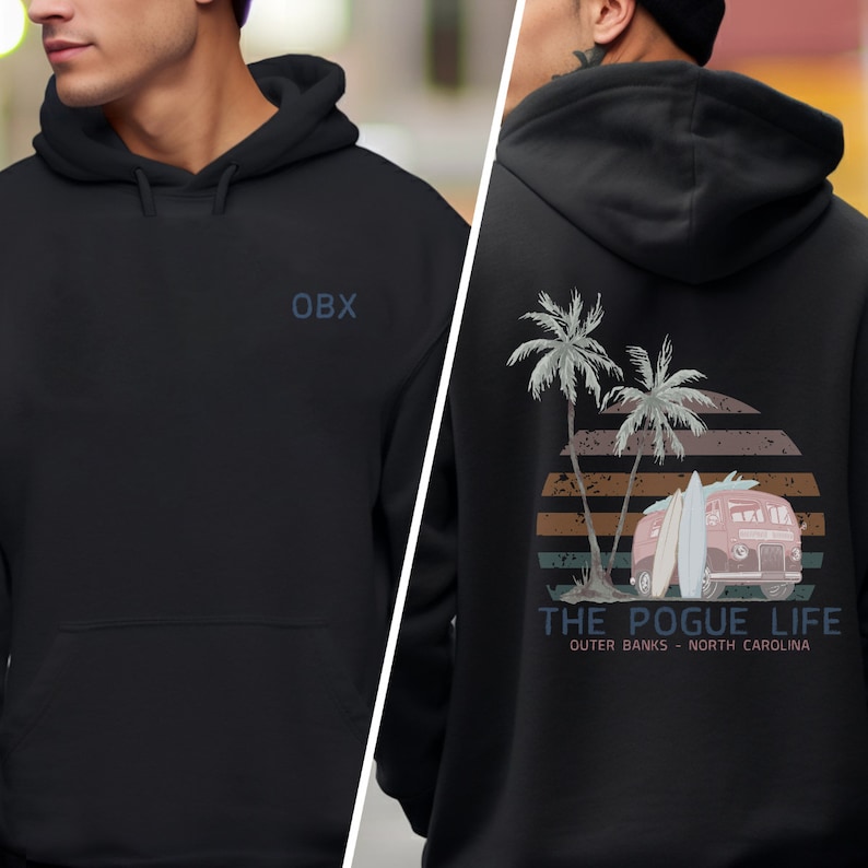 Op de afbeelding: Zwart hoodie met "OBX" bedrukt op de voorkant en een afbeelding van palmbomen, een vintage busje en surfplanken met de tekst "THE POGUE LIFE OUTER BANKS - NORTH CAROLINA" op de achterkant.