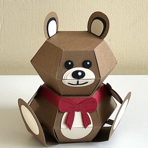 Miś Teddy Bear, pliki SVG, kartka/dekoracja urodzinowa, składana na płasko, dołączony plik kopertowy, do Cricut, pełne instrukcje w formacie PDF