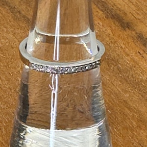 Banda de diamantes apilable, oro blanco de 10 quilates
