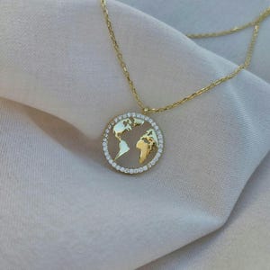 Collier carte du monde, argent sterling 925, collier terre, pendentif globe, collier minimaliste, bijoux du monde, cadeau pour elle, cadeau pour maman