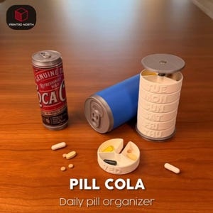 Peut inclure: Un pilulier quotidien cylindrique conçu pour ressembler à une canette de soda, avec des compartiments blancs empilés étiquetés avec les jours de la semaine. L'ensemble comprend une réplique de canette rouge, une bleue et des pilules.