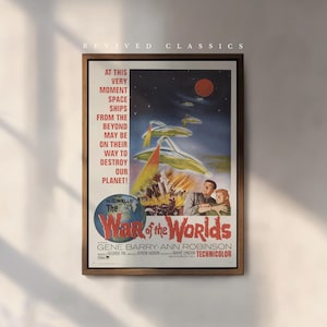 Pode incluir: Um cartaz de filme vintage para o filme "A Guerra dos Mundos" com um esquema de cores vermelho, branco e azul. O cartaz retrata uma cena de discos voadores e um grupo de pessoas olhando para o céu. O texto no cartaz diz: "Neste exato momento, naves espaciais do além podem estar a caminho para destruir o nosso planeta!" e "A Guerra dos Mundos".