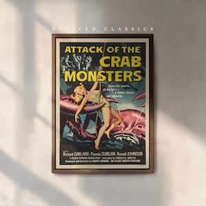 Könnte beinhalten: Ein Vintage-Filmplakat für den Film "Attack of the Crab Monsters". Das Plakat zeigt eine Frau in einem weißen Bikini, die gegen ein riesiges Krabbenmonster kämpft. Der Text auf dem Plakat lautet "Attack of the Crab Monsters" und "Aus den Tiefen des Meeres... Eine Flutwelle des Terrors!"