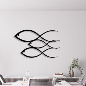 Könnte beinhalten: Schwarze Wandkunst aus Metall mit einem Design aus fünf stilisierten Fischen, die in einer Reihe schwimmen. Die Fische sind in Schwarz umrandet und haben ein einfaches, abstraktes Design.