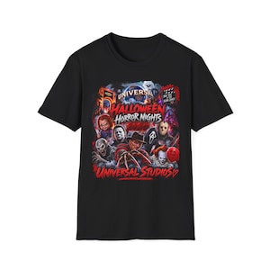 Könnte beinhalten: Ein schwarzes Kurzarm-T-Shirt mit einem Grafikdruck von Universal Halloween Horror Nights 2020. Das Design zeigt verschiedene Horrorfilmfiguren, das Universal Studios Logo und den Text See You In The Scare Zones.