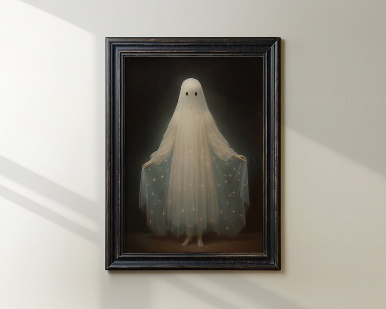 K&ouml;nnte beinhalten: Ein Gem&auml;lde eines Geistes, der ein wei&szlig;es Kleid mit einem blauen und wei&szlig;en Sternenmuster tr&auml;gt. Der Geist hat zwei schwarze Augen und steht auf einem dunklen Hintergrund.