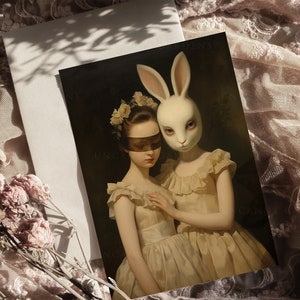 Pu&ograve; includere: Due donne in abiti bianchi, una con una maschera di coniglio bianco, l'altra con una benda nera. La donna con la maschera tiene la mano dell'altra donna. Lo sfondo &egrave; scuro.