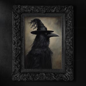 以下が含まれることがあります： 黒い帽子をかぶった黒いカラス。カラスはリアルなスタイルで描かれており、羽毛や鋭いクチバシが細かく表現されています。絵は黒い装飾的な額縁に収められています。