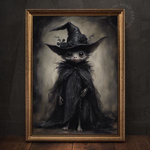 Puede incluir: Una ilustración oscura y fantasiosa de una criatura que lleva un sombrero de bruja negro con un borde puntiagudo y flores negras. La criatura tiene ojos grandes y oscuros y una pequeña nariz puntiaguda. El fondo es un bosque oscuro y sombrío.
